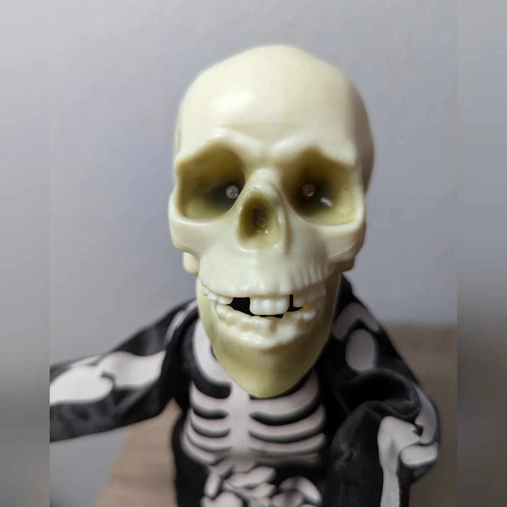 Rare 2011 Gemmy Halloween GRAVE RAVERS Animated Dancing Skeleton Plays Dynamite
